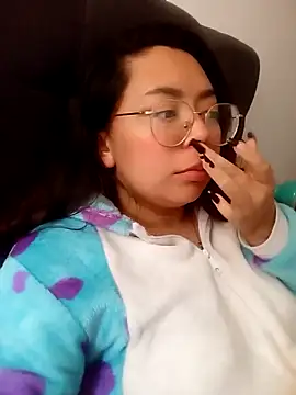 Snapshot of Peach-Lawrence chatting on 12/19/24, 12:01 Peach-Lawrence online show from 12/19/24, 12:01