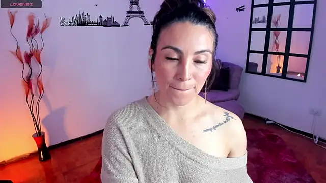 Snapshot of Elizabeth_taylor_b chatting on 03/18/25, 06:04 Elizabeth taylor b online show from 03/18/25, 06:04