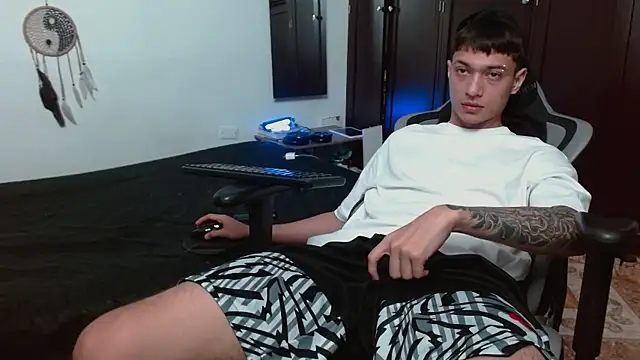 Snapshot of aaron_blug chatting on 10/19/25, 02:12 aaron blug online show from 10/19/25, 02:12