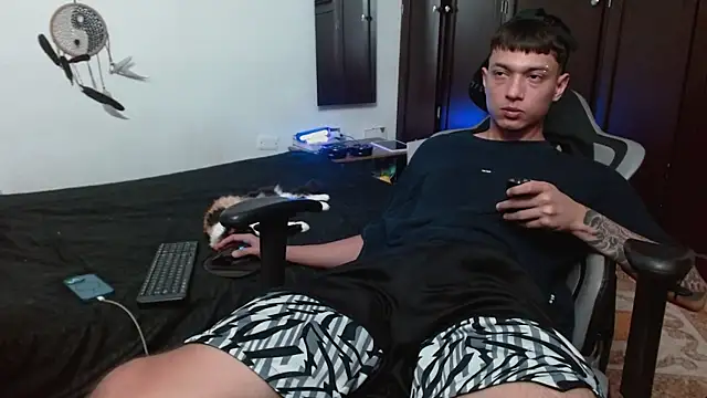 Snapshot of aaron_blug chatting on 10/24/25, 10:28 aaron blug online show from 10/24/25, 10:28