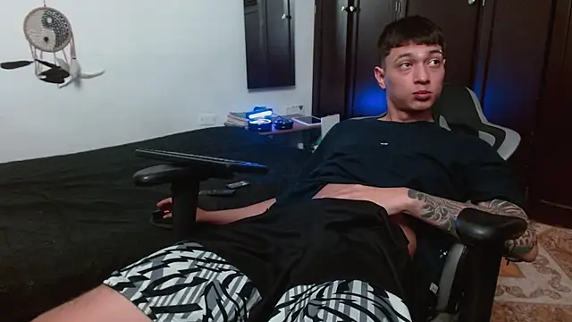 Snapshot of aaron_blug chatting on 11/03/25, 09:59 aaron blug online show from 11/03/25, 09:59