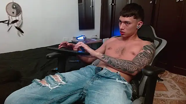 Snapshot of aaron_blug chatting on 11/10/25, 01:48 aaron blug online show from 11/10/25, 01:48