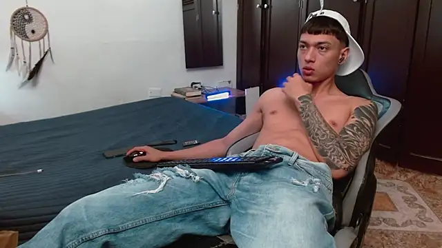 Snapshot of aaron_blug chatting on 11/30/25, 02:32 aaron blug online show from 11/30/25, 02:32