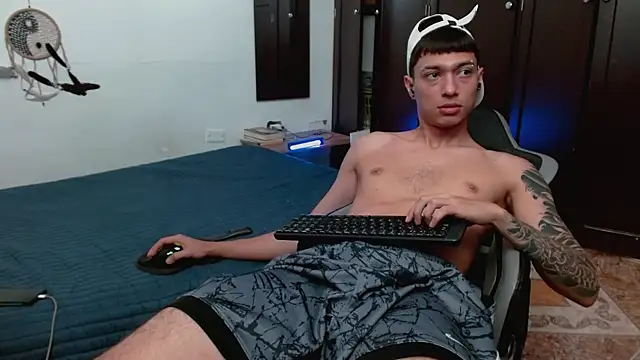 Snapshot of aaron_blug chatting on 12/18/25, 04:35 aaron blug online show from 12/18/25, 04:35