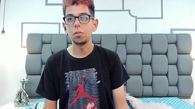 Snapshot of Derek_and_Skarlet chatting on 09/16/25, 03:02 Derek and Skarlet online show from 09/16/25, 03:02