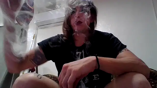 Snapshot of Turning2Jade chatting on 10/25/25, 01:46 Turning2Jade online show from 10/25/25, 01:46