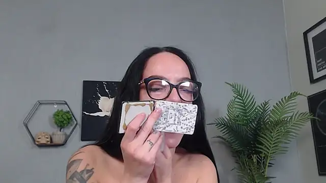 Snapshot of IzabelllNoir chatting on 04/30/26, 05:47 IzabelllNoir online show from 04/30/26, 05:47