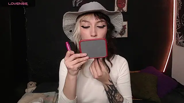 Snapshot of niakat_ chatting on 09/16/25, 01:17 niakat online show from 09/16/25, 01:17