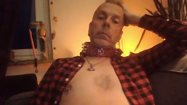Snapshot of SHARPSkinhead chatting on 06/05/26, 09:09 SHARPSkinhead online show from 06/05/26, 09:09