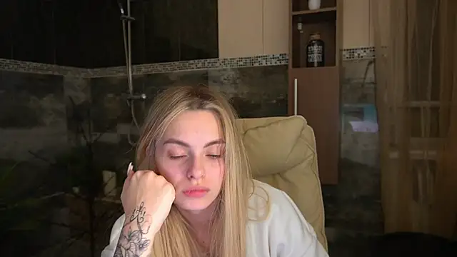 Snapshot of ChloeBrightt chatting on 12/17/25, 08:48 ChloeBrightt online show from 12/17/25, 08:48