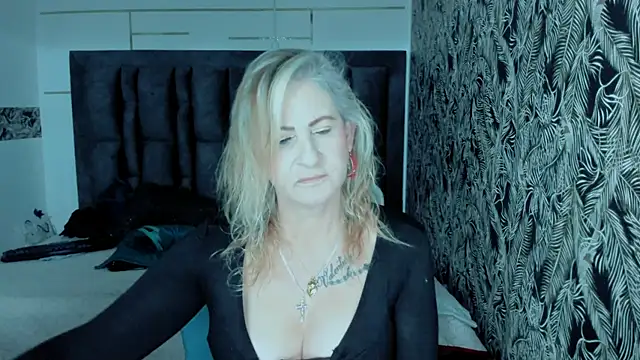 ScarletHoot  online show from 09/24/25, 12:08