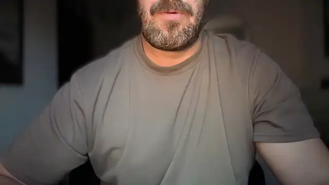 Snapshot of Mr_Beef chatting on 10/21/25, 05:02 Mr Beef online show from 10/21/25, 05:02