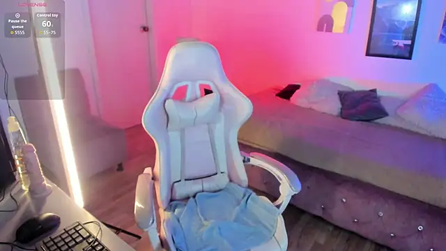 Snapshot of Aliciia_cute1 chatting on 10/17/25, 10:12 Aliciia cute1 online show from 10/17/25, 10:12