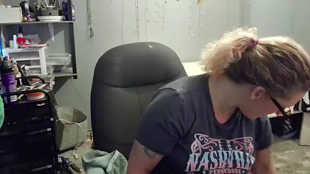 Snapshot of Lisalovely6981 chatting on 02/06/25, 10:10 Lisalovely6981 online show from 02/06/25, 10:10