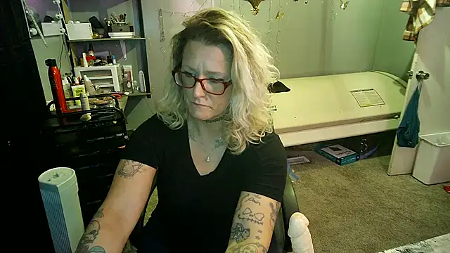 Snapshot of Lisalovely6981 chatting on 02/24/25, 11:41 Lisalovely6981 online show from 02/24/25, 11:41