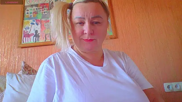 Snapshot of mira_robinsonnn chatting on 10/12/25, 03:05 mira robinsonnn online show from 10/12/25, 03:05