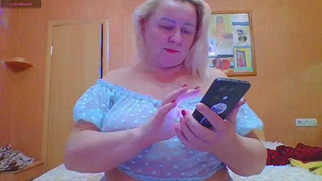 Snapshot of mira_robinsonnn chatting on 11/15/25, 10:23 mira robinsonnn online show from 11/15/25, 10:23