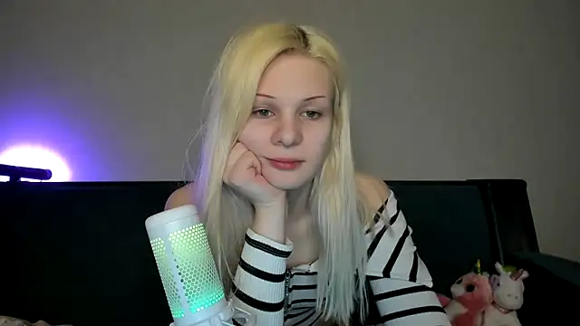 Snapshot of sashakiss99 chatting on 03/06/25, 05:22 sashakiss99 online show from 03/06/25, 05:22