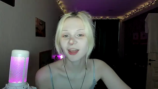 Snapshot of sashakiss99 chatting on 10/01/25, 12:33 sashakiss99 online show from 10/01/25, 12:33