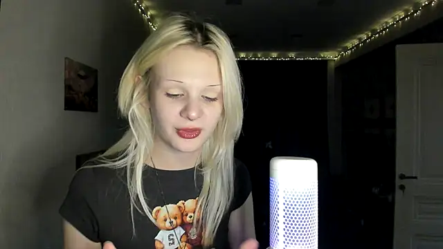 Snapshot of sashakiss99 chatting on 10/24/25, 01:35 sashakiss99 online show from 10/24/25, 01:35