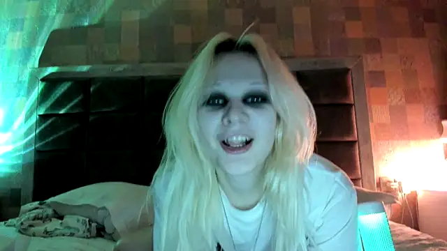 Snapshot of sashakiss99 chatting on 10/26/25, 01:22 sashakiss99 online show from 10/26/25, 01:22