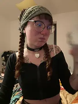 Snapshot of _foxygirl_ chatting on 02/07/25, 06:34  foxygirl  online show from 02/07/25, 06:34