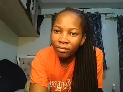 Petitiebooty online show from 12/18/24, 11:56