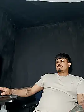 Snapshot of DickMasterfindom chatting on 12/15/25, 05:34 DickMasterfindom online show from 12/15/25, 05:34