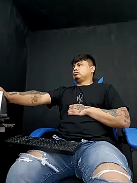 Snapshot of DickMasterfindom chatting on 02/04/26, 05:02 DickMasterfindom online show from 02/04/26, 05:02