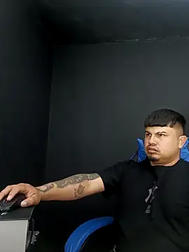 Snapshot of DickMasterfindom chatting on 03/15/26, 04:24 DickMasterfindom online show from 03/15/26, 04:24