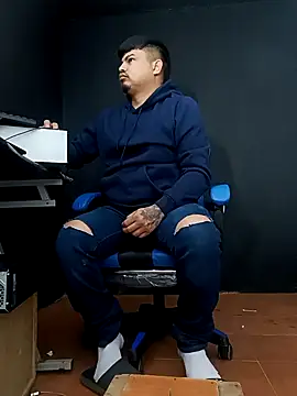 Snapshot of DickMasterfindom chatting on 03/22/26, 04:10 DickMasterfindom online show from 03/22/26, 04:10