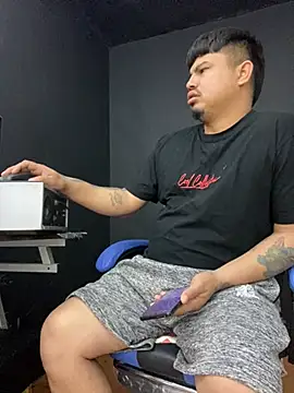 Snapshot of DickMasterfindom chatting on 03/27/26, 06:08 DickMasterfindom online show from 03/27/26, 06:08