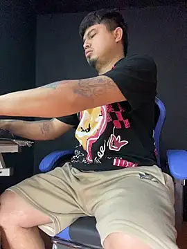 Snapshot of DickMasterfindom chatting on 04/10/26, 04:01 DickMasterfindom online show from 04/10/26, 04:01