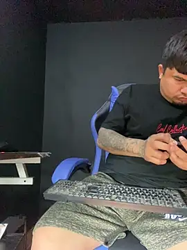 Snapshot of DickMasterfindom chatting on 04/11/26, 04:06 DickMasterfindom online show from 04/11/26, 04:06