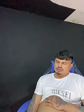 Snapshot of DickMasterfindom chatting on 04/19/26, 03:06 DickMasterfindom online show from 04/19/26, 03:06
