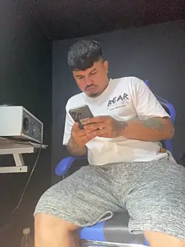 Snapshot of DickMasterfindom chatting on 04/21/26, 04:52 DickMasterfindom online show from 04/21/26, 04:52