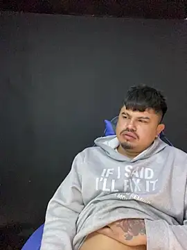 Snapshot of DickMasterfindom chatting on 04/26/26, 01:03 DickMasterfindom online show from 04/26/26, 01:03