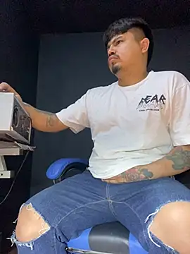 Snapshot of DickMasterfindom chatting on 05/03/26, 03:34 DickMasterfindom online show from 05/03/26, 03:34