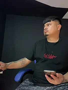 Snapshot of DickMasterfindom chatting on 05/21/26, 03:35 DickMasterfindom online show from 05/21/26, 03:35