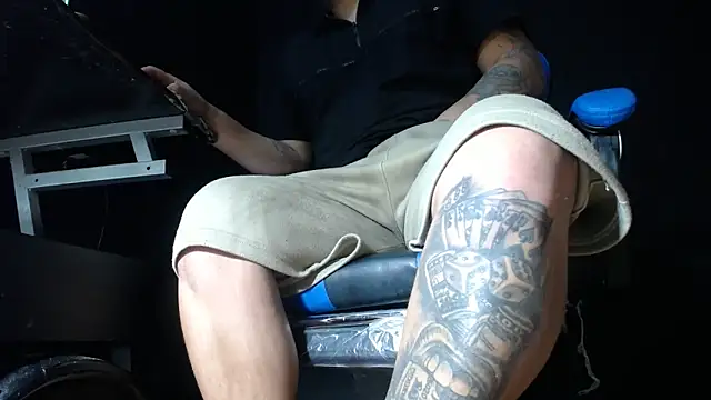 Snapshot of DickMasterfindom chatting on 05/30/26, 09:39 DickMasterfindom online show from 05/30/26, 09:39