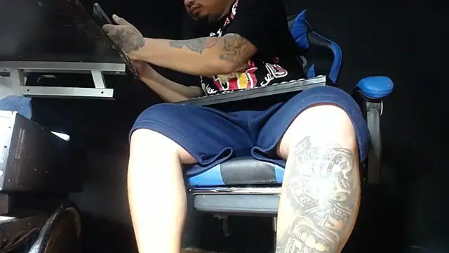 Snapshot of DickMasterfindom chatting on 06/09/26, 04:13 DickMasterfindom online show from 06/09/26, 04:13