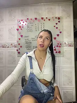 Snapshot of Alanna_atm_ chatting on 01/18/25, 11:22 Alanna atm online show from 01/18/25, 11:22