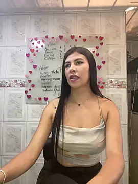 Snapshot of Alanna_atm_ chatting on 01/25/25, 04:46 Alanna atm online show from 01/25/25, 04:46