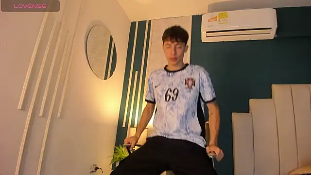 Snapshot of AlessandroDybala chatting on 01/26/25, 12:01 AlessandroDybala online show from 01/26/25, 12:01