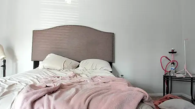 yiauana online show from 09/18/25, 02:19