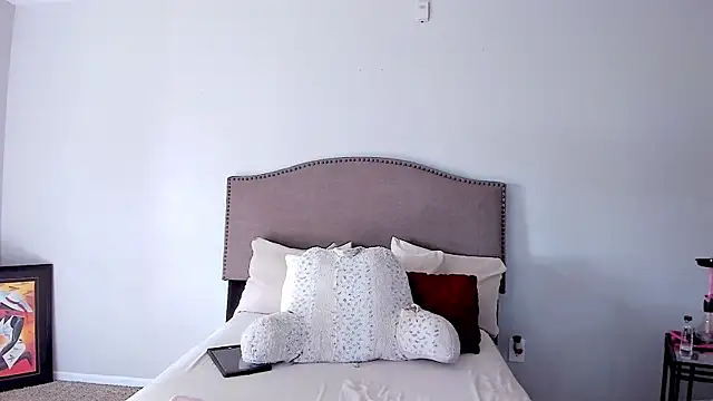 yiauana online show from 10/18/25, 07:14