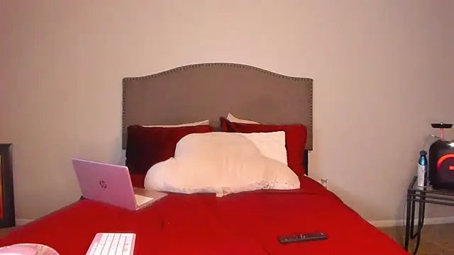 yiauana online show from 12/04/25, 03:49