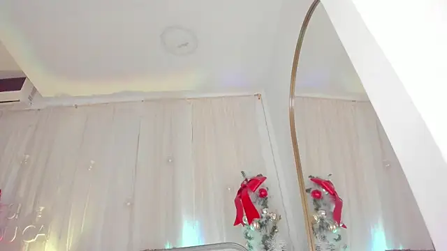 Petite Lucie online show from 12/22/24, 09:53