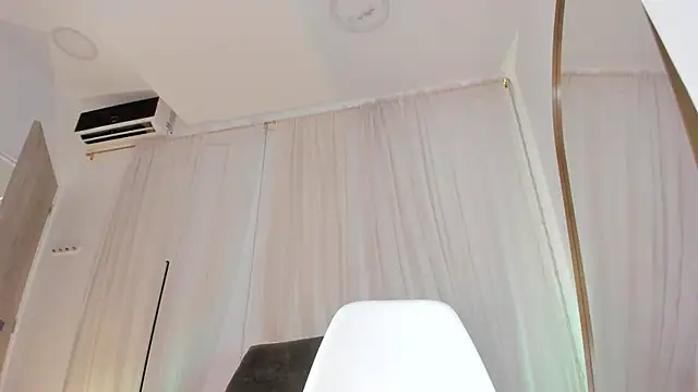 Snapshot of Petite_Lucie chatting on 09/24/25, 07:06 Petite Lucie online show from 09/24/25, 07:06