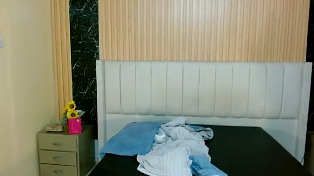 MilanZaire online show from 12/05/25, 03:30